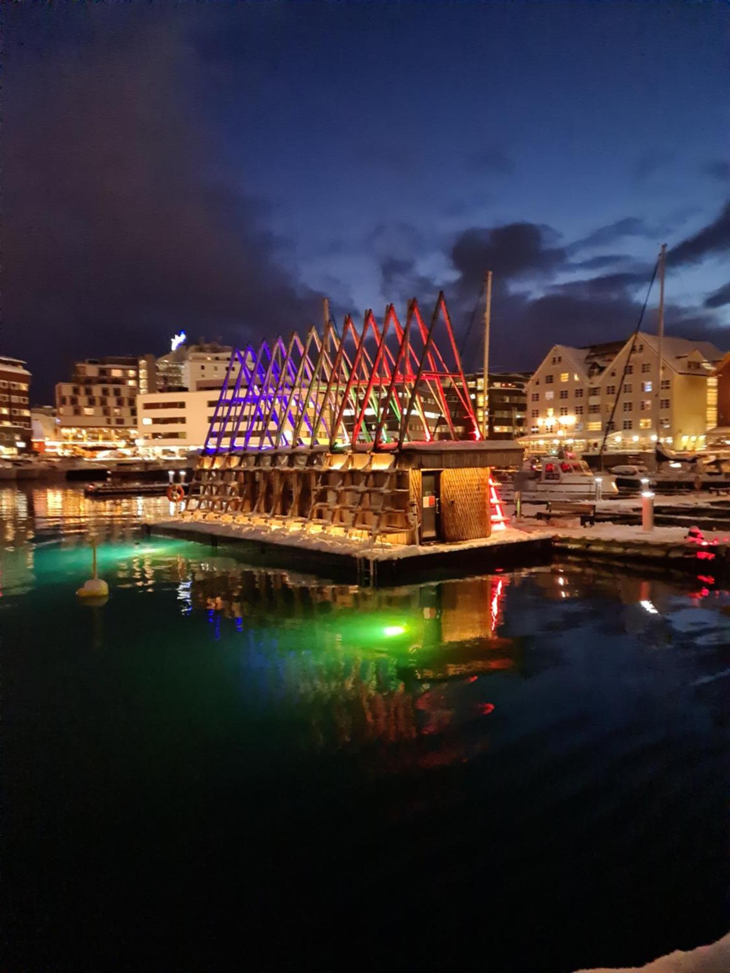 2-roms I Med Parkering Og Naert Sentrum Apartment